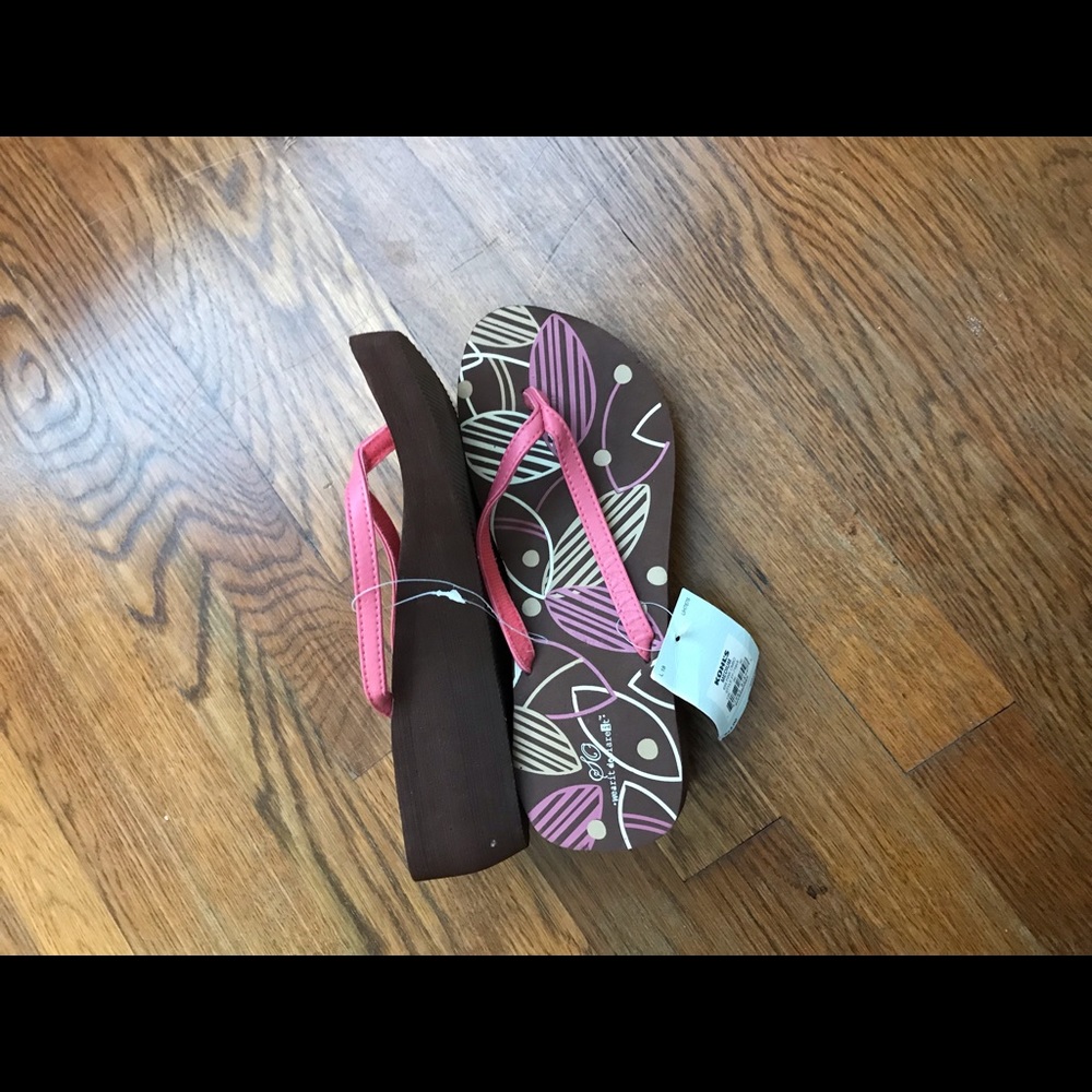 🆕! Wedge flip flops. Size 7/8.